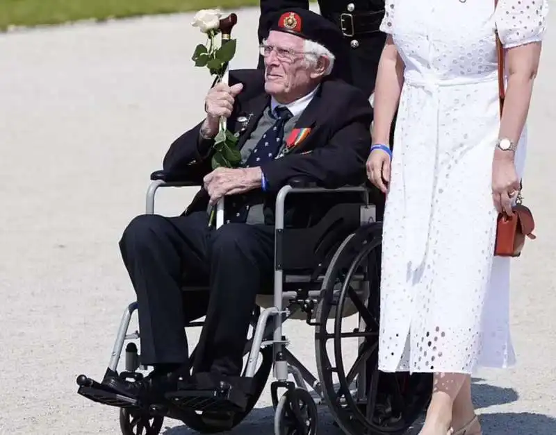 veterano dello sbarco in normandia a ver sur mer per gli 80 anni del d day 