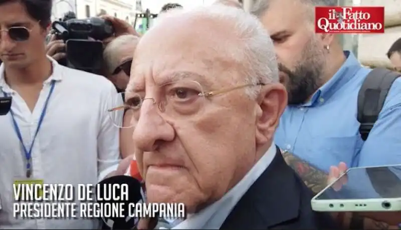 VINCENZO DE LUCA IN PIAZZA CONTRO IL PREMIERATO