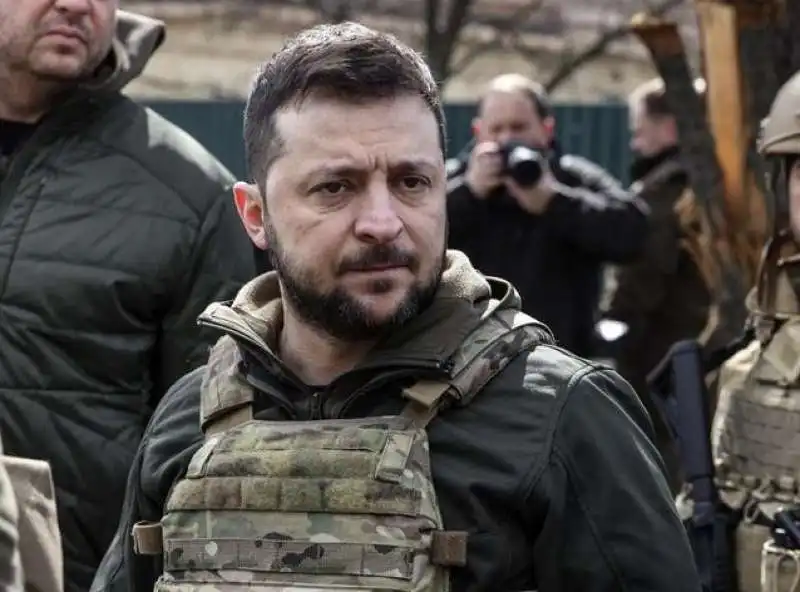 VOLODYMYR ZELENSKY AL FRONTE TRA I SOLDATI