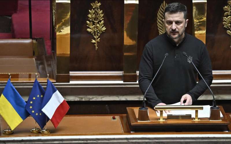 VOLODYMYR ZELENSKY AL PARLAMENTO FRANCESE