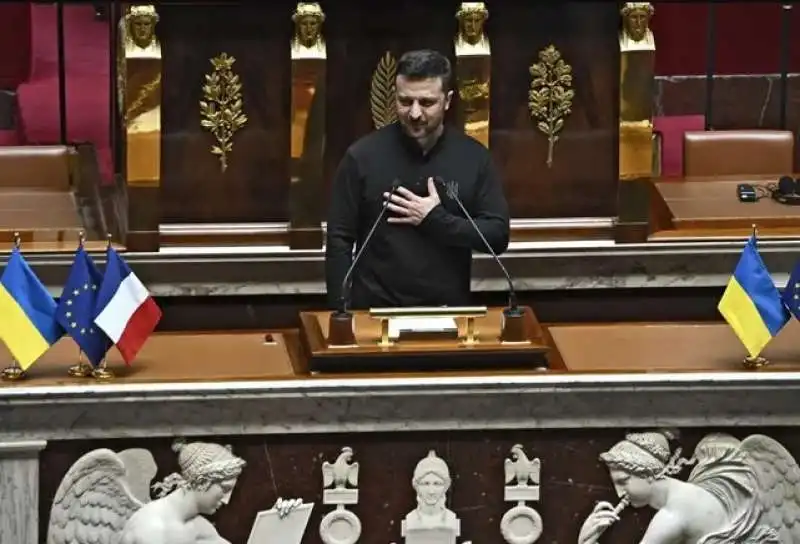 VOLODYMYR ZELENSKY AL PARLAMENTO FRANCESE