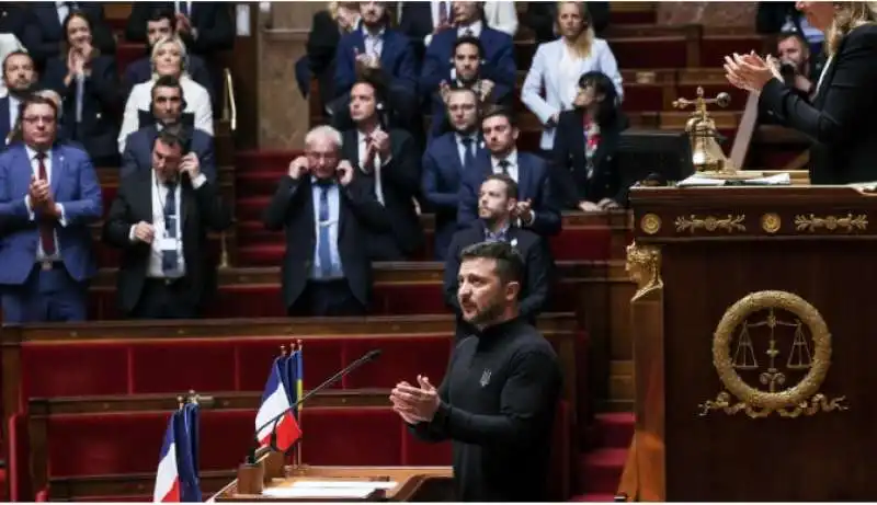 VOLODYMYR ZELENSKY AL PARLAMENTO FRANCESE

