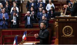 VOLODYMYR ZELENSKY AL PARLAMENTO FRANCESE