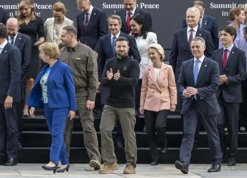 volodymyr zelensky e gli altri leader al  summit sulla pace di burgenstock, in svizzera