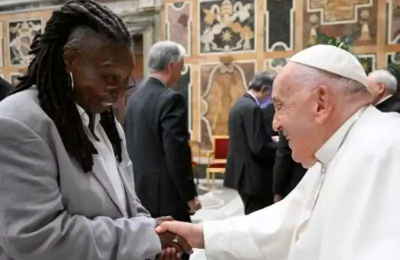 whoopie goldberg papa francesco