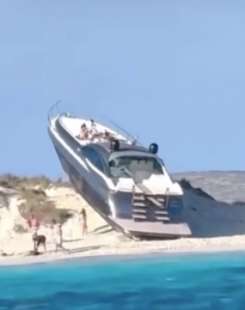 yacht arenato in spiaggia su un isolotto di espalmador a formentera 1