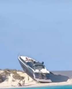 yacht arenato in spiaggia su un isolotto di espalmador a formentera 2