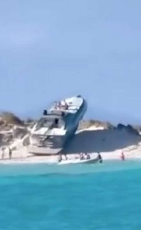 yacht arenato in spiaggia su un isolotto di espalmador a formentera 3