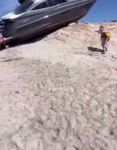 yacht arenato in spiaggia su un isolotto di espalmador a formentera 5