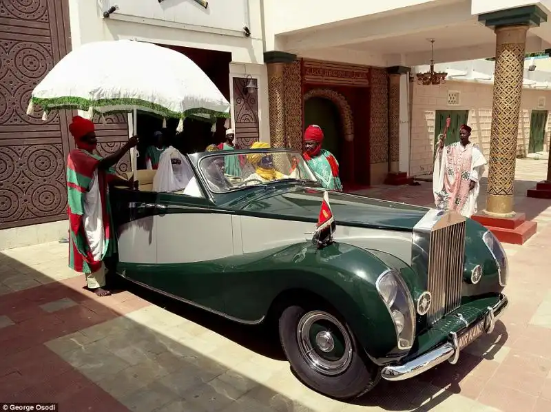 RE AFRICANI EMIRO DI KANO ALHAJI DR ADO ABDULLAHI BAYERO SULLA ROLLS ROYCE 