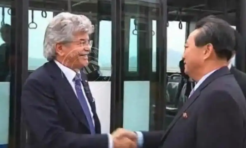 ANTONIO RAZZI CON LO STAFF DI KIM JONG UN IN COREA DEL NORD