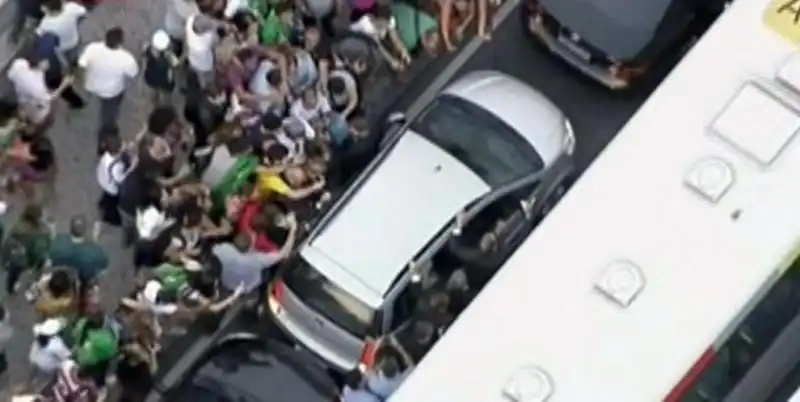 AUTO DEL PAPA BLOCCATA A RIO DE JANEIRO