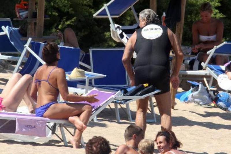 BEPPE GRILLO A PORTO CERVO CON LA MOGLIE PARVIN FOTO DA LIBERO jpeg