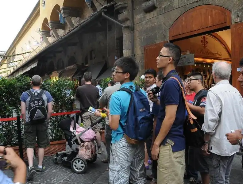 i buttafuori cacciano fiorentini e turisti da ponte vecchio per la festa ferrari 