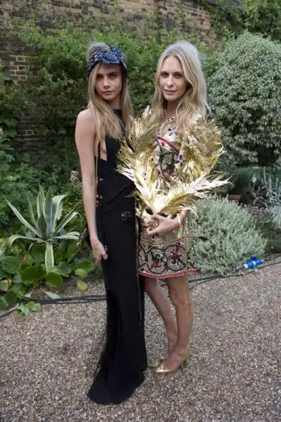 cara e poppy delevigne a 