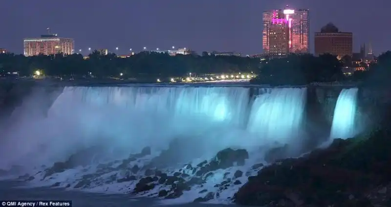 CASCATE DEL NIAGARA FESTEGGIANO NASCITA ROYAL BABY 