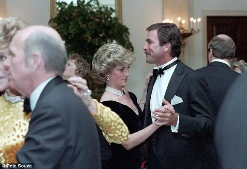 DIANA SPENCER BALLA CON TOM SELLECK 