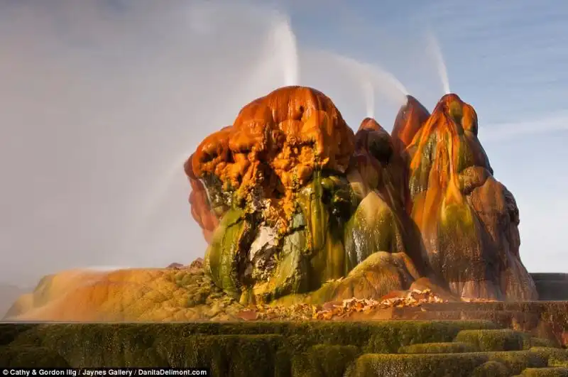 FLY GEYSER NEL DESERTO DEL NEVADA 