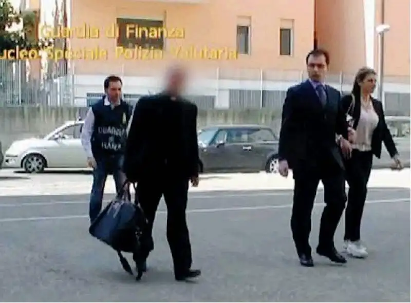 LA GUARDIA DI FINANZA ACCOMPANGA MONSIGNOR SCARANO DOPO LARRESTO jpeg