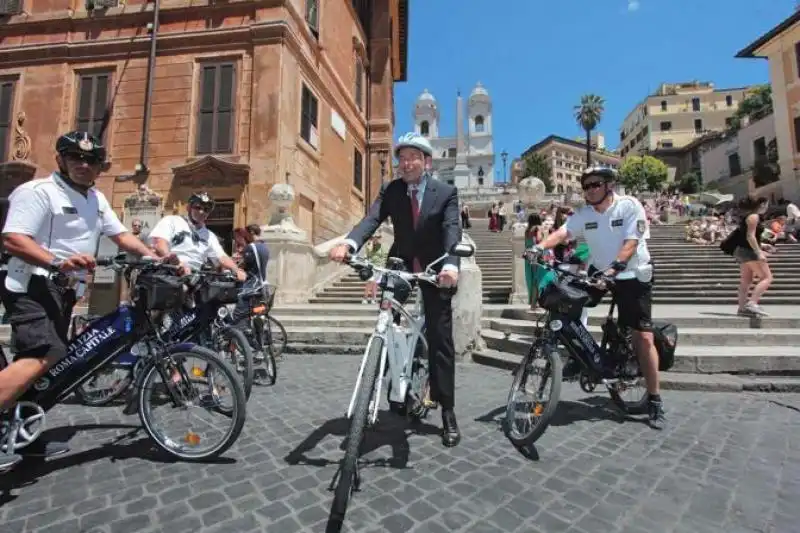 IGNAZIO MARINO IN BICICLETTA 