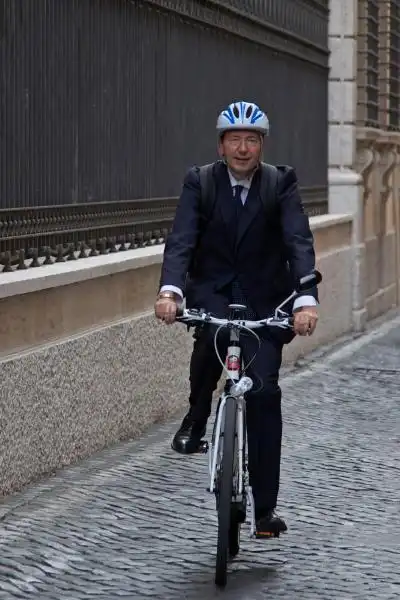 IGNAZIO MARINO IN BICICLETTA FOTO LAPRESSE 