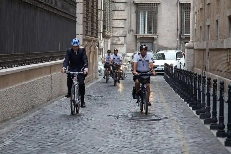 IGNAZIO MARINO IN BICICLETTA FOTO LAPRESSE 