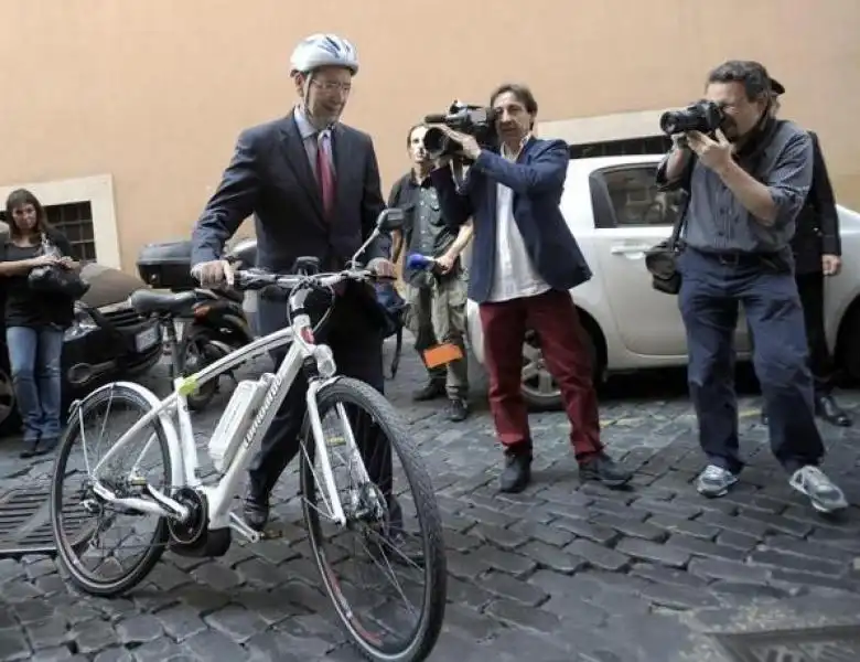 IGNAZIO MARINO IN BICICLETTA 