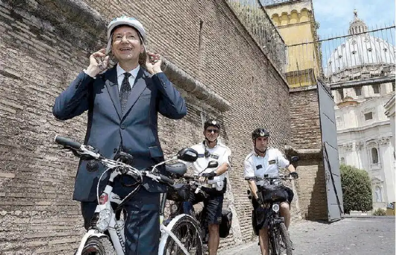 IGNAZIO MARINO E LA SUA SCORTA DI VIGILI IN BICI 