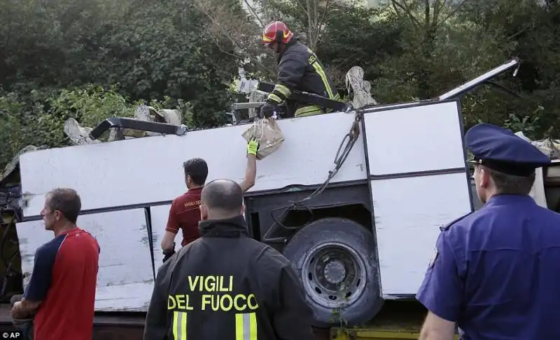 INCIDENTE VIADOTTO ACQUALONGA AVELLINO 