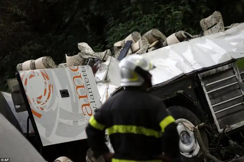 INCIDENTE VIADOTTO ACQUALONGA AVELLINO 