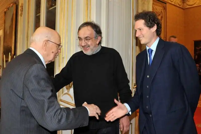 john elkann e sergio marchionne consegnano la lancia thema presidenziale a giorgio napolitano 