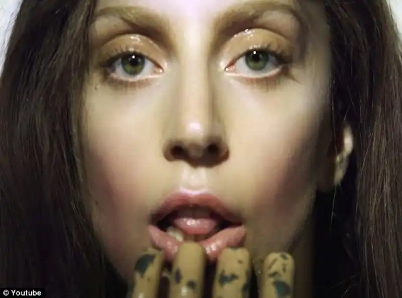 LADY GAGA NEL VIDEO DI PRESENTAZIONE DI ARTPOP 