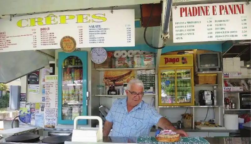 LEONARDO MARINO NELLA SUA CREPERIE IN PROVINCIA DI LA SPEZIA 