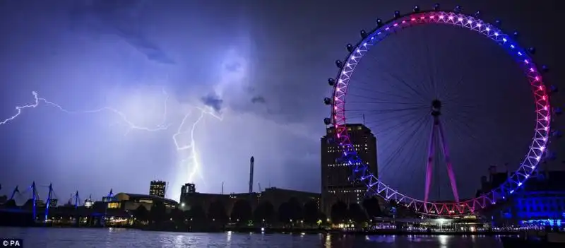 LONDON EYE ILLUMINATA PER IL ROYAL BABY 