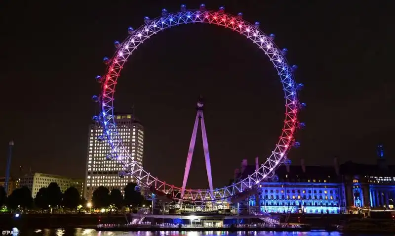 LONDON EYE ILLUMINATA PER IL ROYAL BABY 