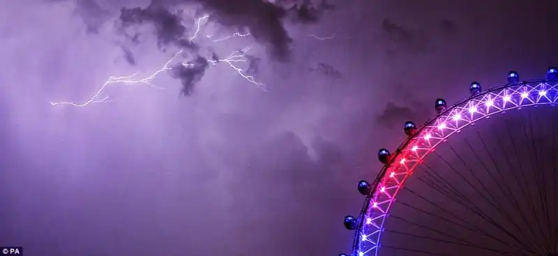 LONDON EYE ILLUMINATA PER IL ROYAL BABY 