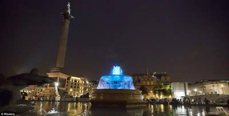 LONDRA FESTEGGIA LA NASCITA DEL ROYAL BABY 