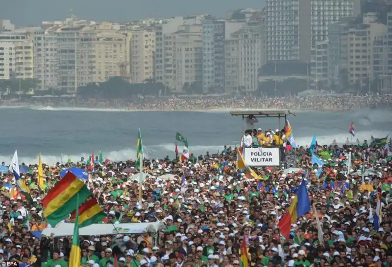 I MILIONI DI PELLEGRINI ACCORSI DA TUTTA LAMERICA LATINA PER IL PAPA A COPACABANA 