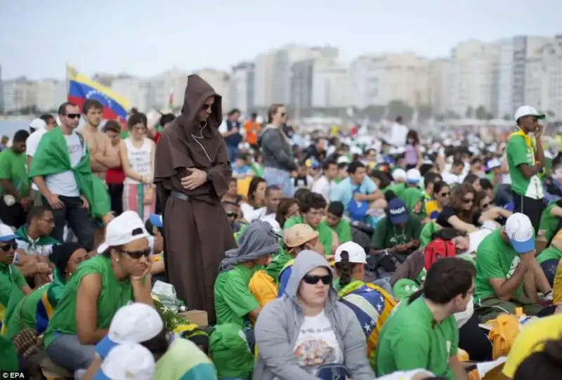 MOLTI A COPACABANA HANNO DORMITO IN SPIAGGIA ATTENDENDO PAPA FRANCESCO COME A UN FESTIVAL ROCK 