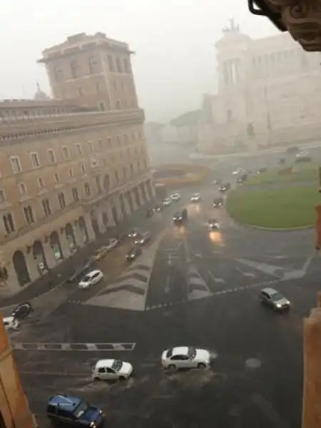 NUBIFRAGIO NEL CENTRO DI ROMA FOTO CORRIERE 