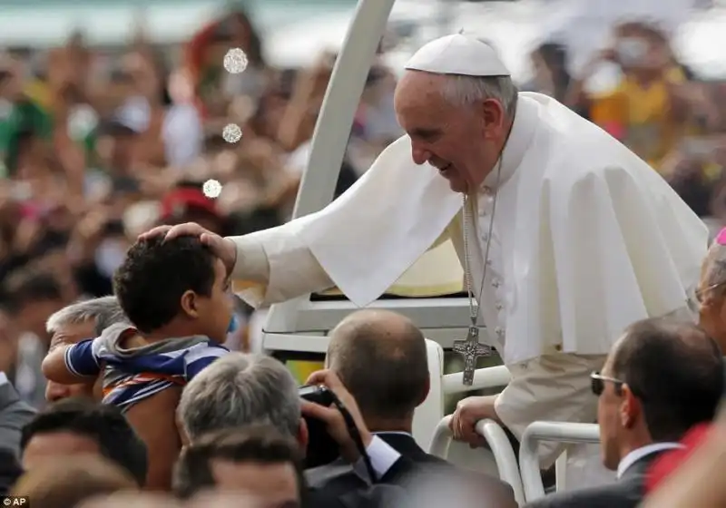 PAPA FRANCESCO BENEDICE UN BAMBINO DALLA PAPAMOBILE MENTRE SI FA SPAZIO TRA LA FOLLA DI PERSONE ACCORSE DA TUTTA LAMERICA LATINA 