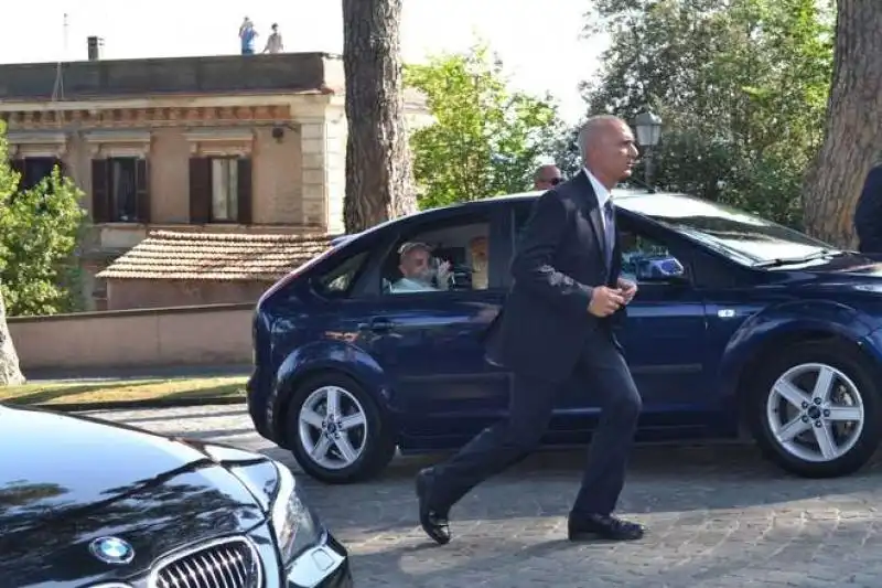 PAPA FRANCESCO IN UTILITARIA auto 