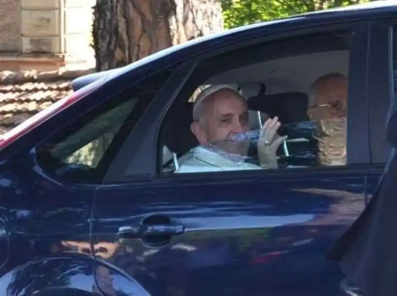 PAPA FRANCESCO IN UTILITARIA auto 