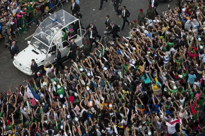 I PELLEGRINI FOTOGRAFANO IL PASSAGGIO DELLA PAPAMOBILE A COPACABANA 