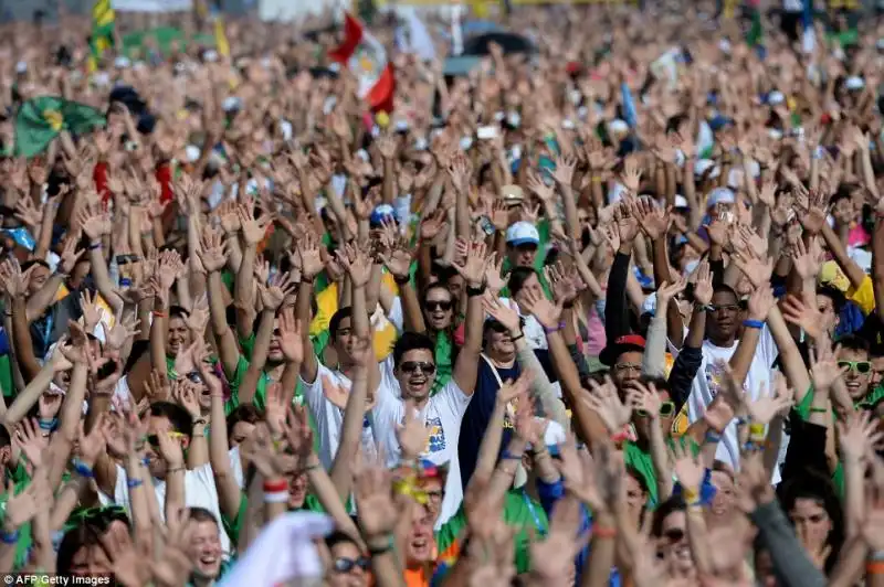 PELLEGRINI DEL VENTUNESIMO SECOLO I GIOVANI DI COPACABANA HANNO ATTESO IL PAPA BALLANDO E CANTANDO 