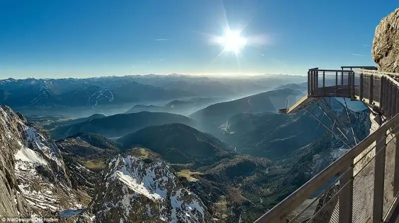 PONTE E SCALA NEL VUOTO SUL GHIACCIAIO DACHSTEIN ALPI AUSTRIACHE 