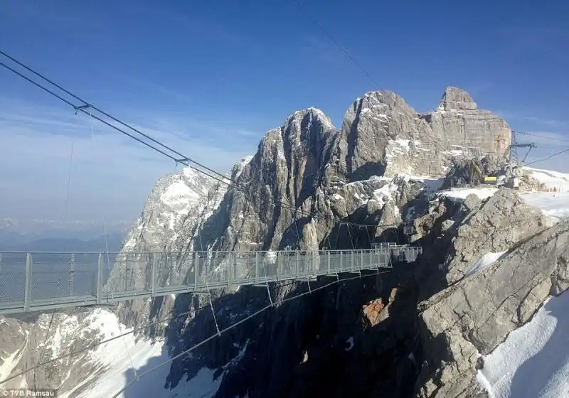 PONTE E SCALA NEL VUOTO SUL GHIACCIAIO DACHSTEIN ALPI AUSTRIACHE 