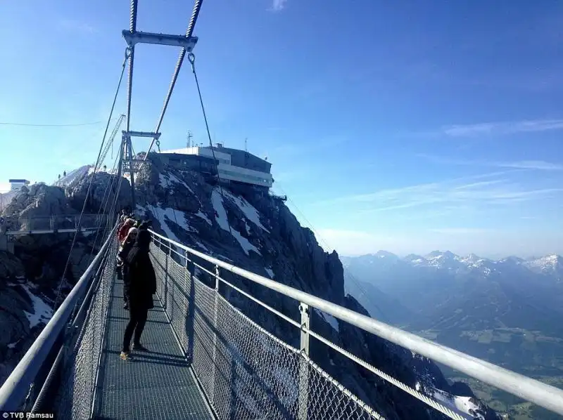 PONTE E SCALA NEL VUOTO SUL GHIACCIAIO DACHSTEIN ALPI AUSTRIACHE 