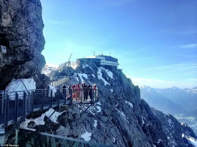 PONTE E SCALA NEL VUOTO SUL GHIACCIAIO DACHSTEIN ALPI AUSTRIACHE 