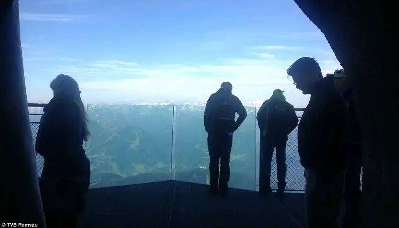 PONTE E SCALA NEL VUOTO SUL GHIACCIAIO DACHSTEIN ALPI AUSTRIACHE 